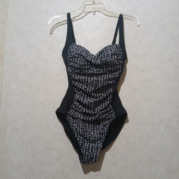 La Blanca Other - La Blanca one piece swimsuit "Traje de baño" size 6